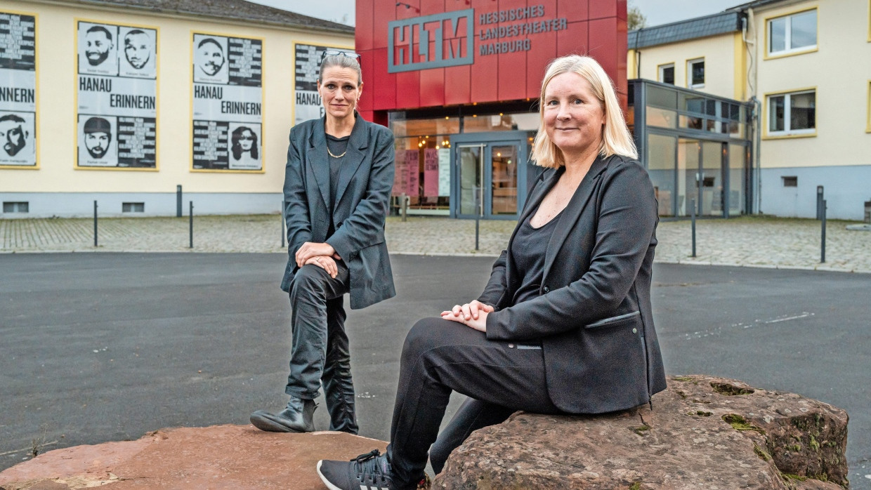 Preisgekrönt: Carola Unser-Leichtweiß (links) und Eva Lange, die Intendantinnen des Landestheaters Marburg, vor ihrem „Theater am Schwanhof“