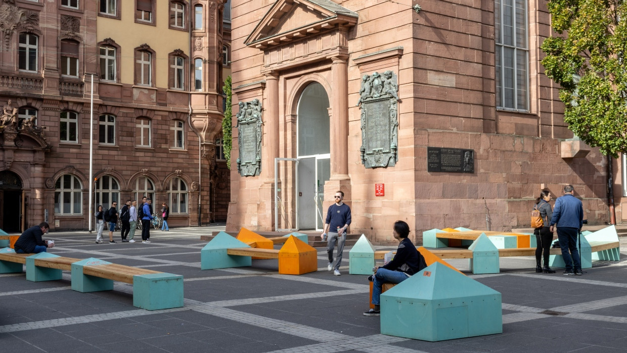 „Die lange Bank“ stand als Ort zum Verweilen vor der Paulskirche und als Beitrag zur Diskussion um das Haus der Demokratie.