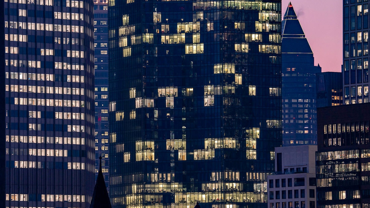 Zahlreiche Fenster der Frankfurter Banken-und Bürotürme sind nach Sonnenuntergang noch erleuchtet.