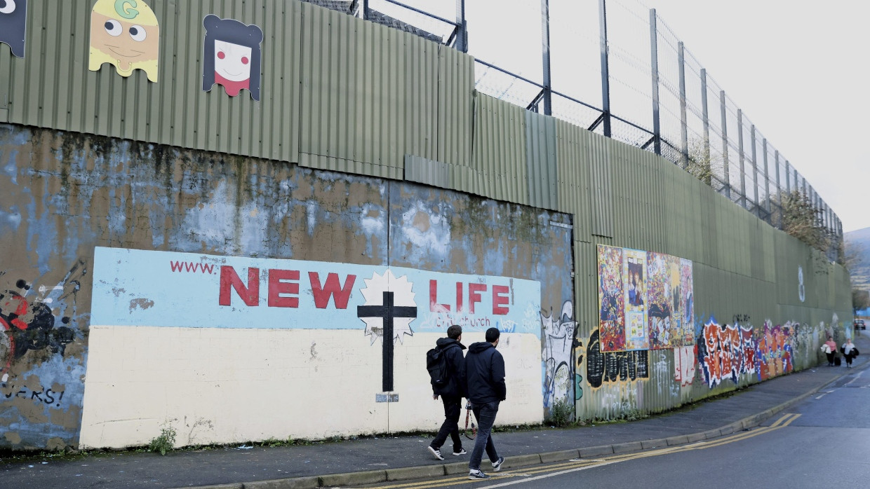 Eine Wand im Norden Irlands für den Frieden: Touristen gehen im Westen Belfasts spazieren.