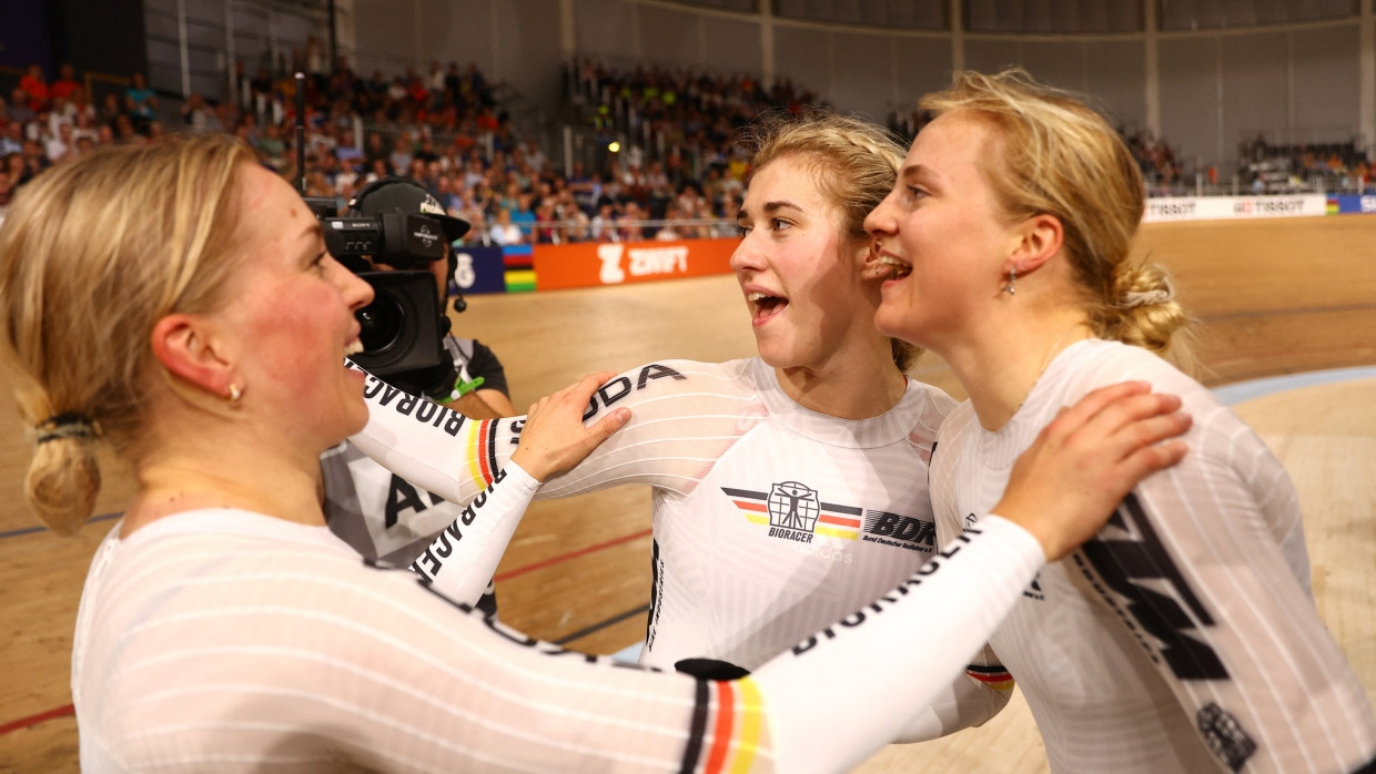 Pauline Sophie Grabosch, Emma Hinze and Lea Sophie Friedrich feiern ihren WM-Titel.