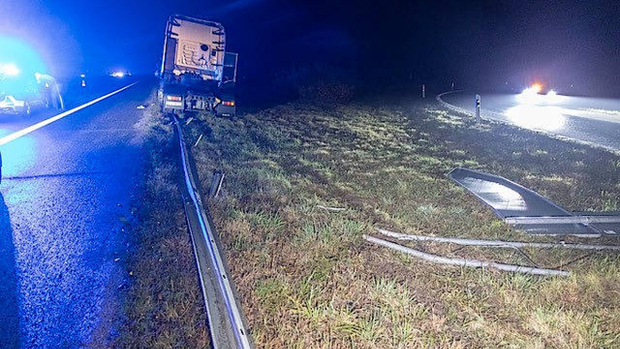 Ein beschädigtes Fahrzeug steht am Straßenrand.