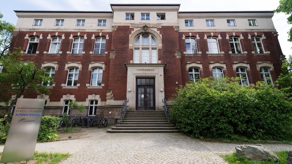 Blick auf den Görges-Bau auf dem Campus der Technischen Universität Dresden