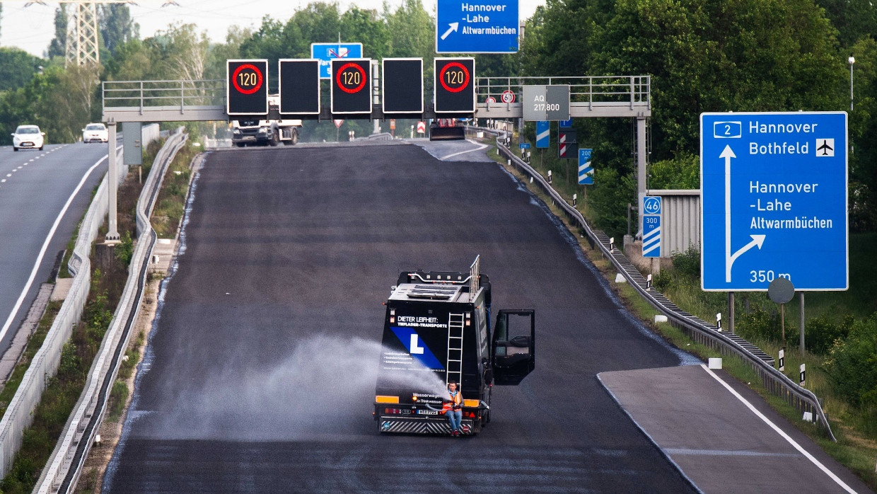 Binnen 88 Stunden neu asphaltiert: die Arbeiten auf der Autobahn 2