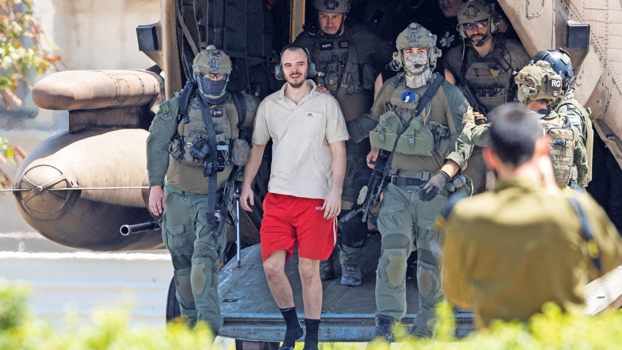 Die gerettete Geisel Andrey Kozlov in Ramat Gan nach der israelischen Operation in Gaza am Samstag