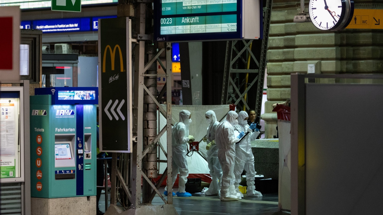 Nach einem Mord im Frankfurter Hauptbahnhof arbeitet die Spurensicherung am Tatort.