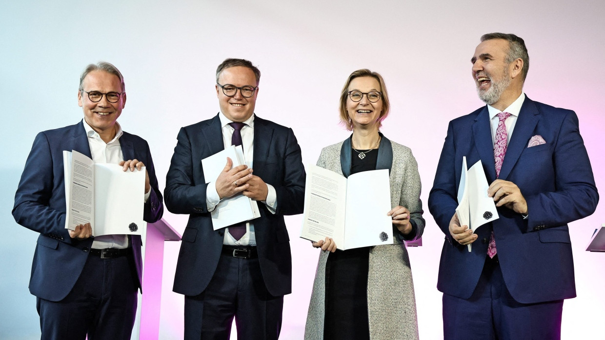 Der Thüringer SPD-Landesvorsitzende Georg Maier, der CDU-Landesvorsitzende Mario Voigt und die BSW-Landesvorsitzenden Katja Wolf und Steffen Schütz am Freitag in Erfurt