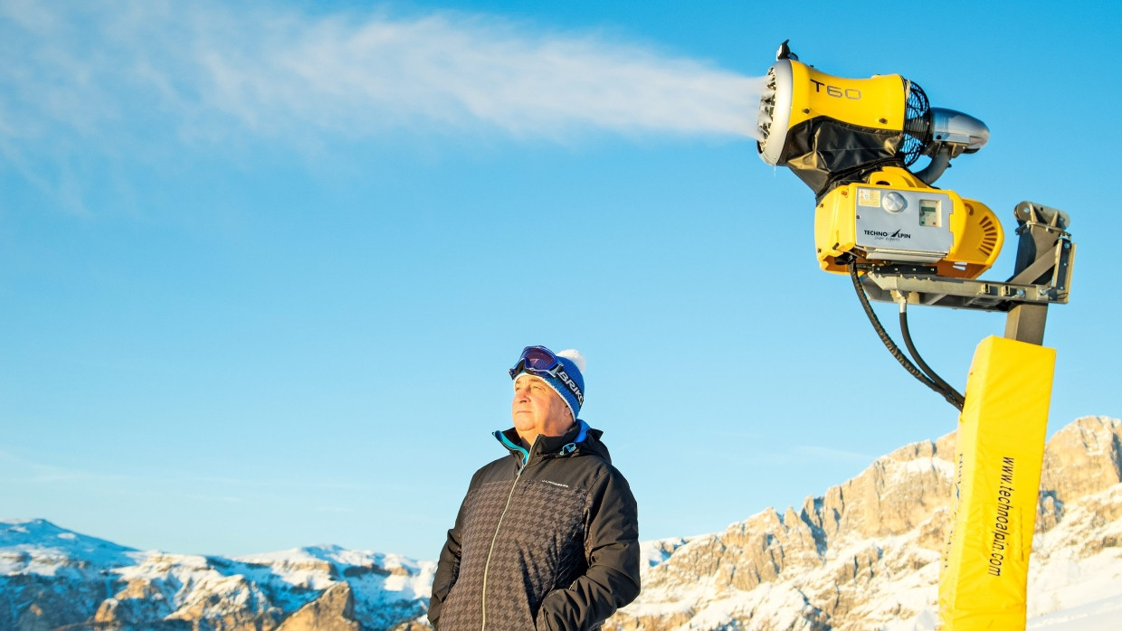 Die Rettung des Skifahrens: Georg Eisath mit einer seiner Erfindungen im Skigebiet Carezza.