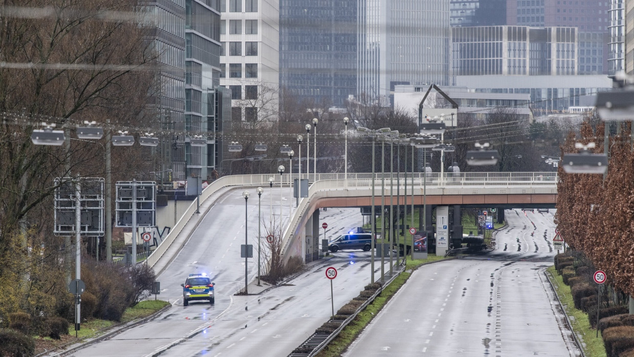 Blick auf die abgesperrte A648 in Richtung Stadteigang.