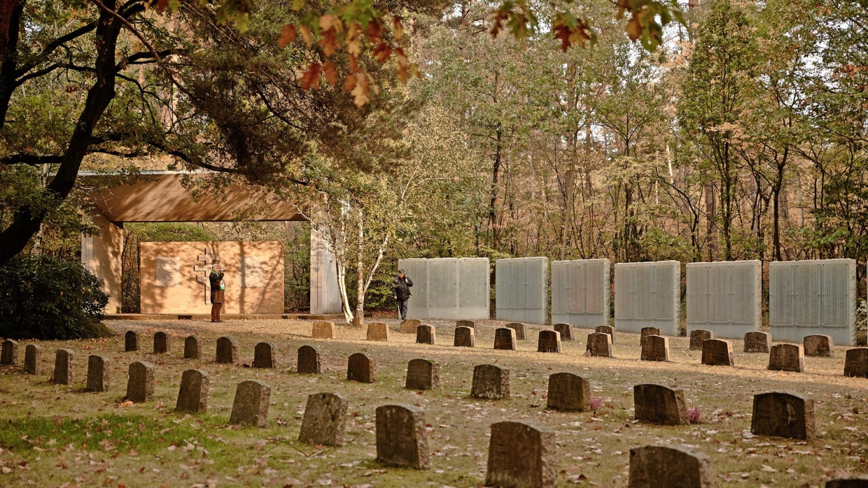 Gräberfeld: Auf dem Gelände des einstigen Stalag 326 in einer Aufnahme vom 9. Oktober 2020