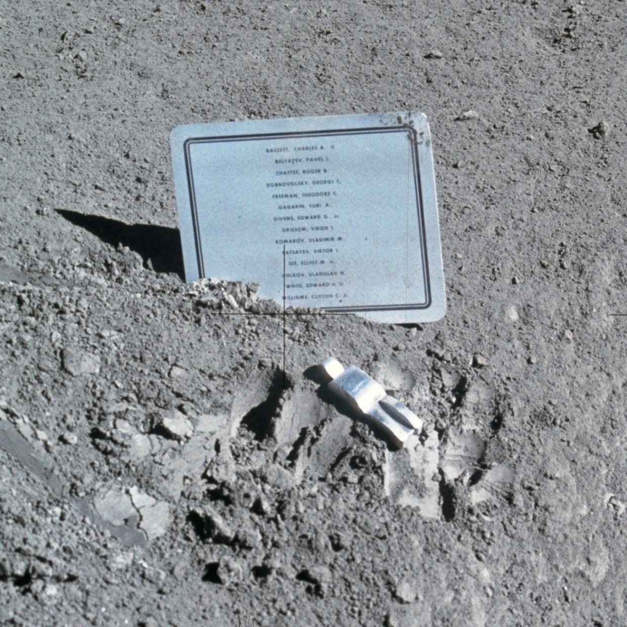 Die kosmische Hinfälligkeit des Menschen: Paul Van Hoeydonck, „Fallen Astronaut“, 1971, aufgestellt von Crew-Mitgliedern der Apollo-15-Mission