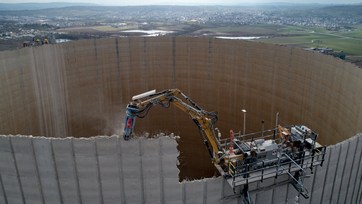 Eine ferngesteuerte Spezialmaschine trägt den 162 Meter hohen Kühlturm des Kernkraftwerks Mülheim-Kärlich ab.