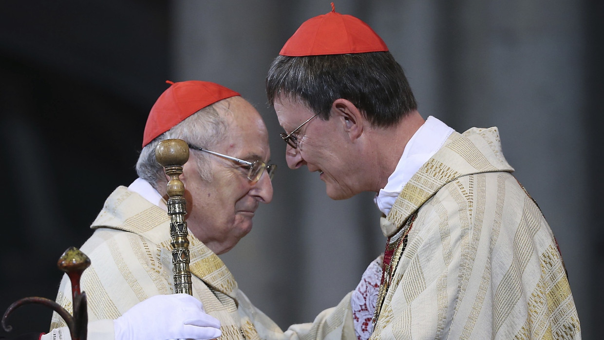 Der Kölner Kölner Erzbischof Rainer Maria Kardinal Woelki (rechts) nimmt zu seiner Amtseinführung im September 2014 von seinem Vorgänger Kardinal Joachim Meisner den Hirtenstab entgegen.