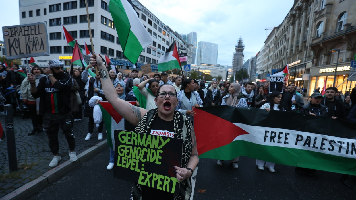 Demonstranten ziehen am Montag durch die Frankfurter Innenstadt.