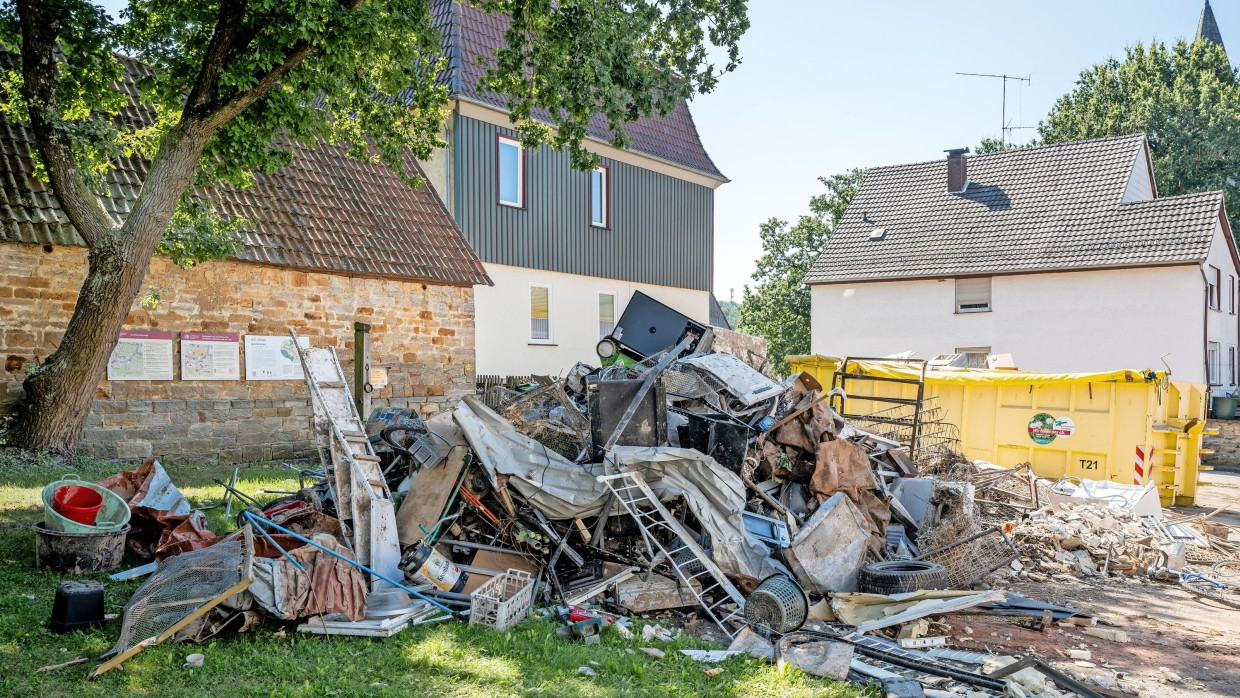 Müll, Schlamm, Schutt: Die Folgen des Unwetters sind auch knapp eine Woche nach der Katastrophe nicht zu übersehen.