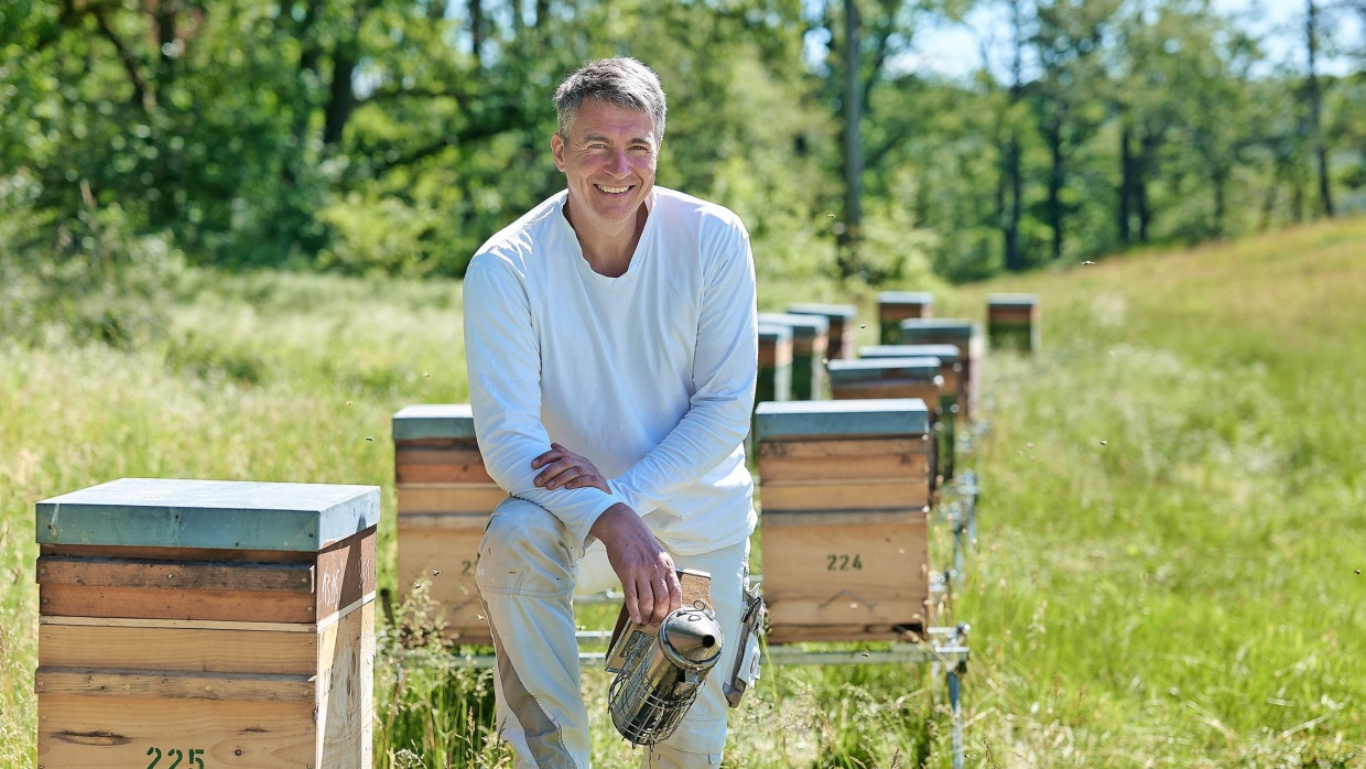 Der Imker Rico Heinzig mit seinen Bienenkästen