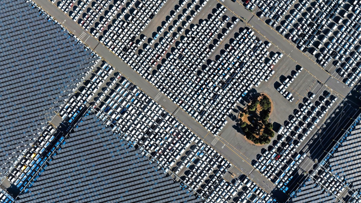 Der Fleiß der Tapferen: 32.000 Arbeiter stellen in Ulsan jeden Tag 6000 neue Fahrzeuge her, die hier auf einem riesigen Parkplatz vor der Verschiffung abgestellt werden. Direkt in der Nähe hat Hyundai zudem eine der größten Schiffswerften der Welt in Betrieb.