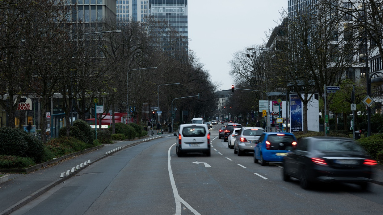 Die Abbiegespuren auf der Bockenheimer Landstraße sollen wegfallen.