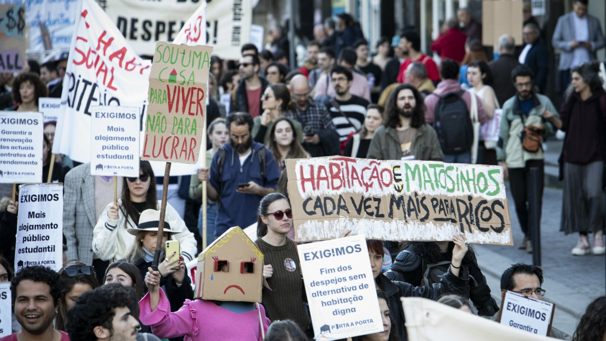 Protestierende in Porto demonstrieren im Januar für bezahlbaren Wohnraum (Symbolbild)