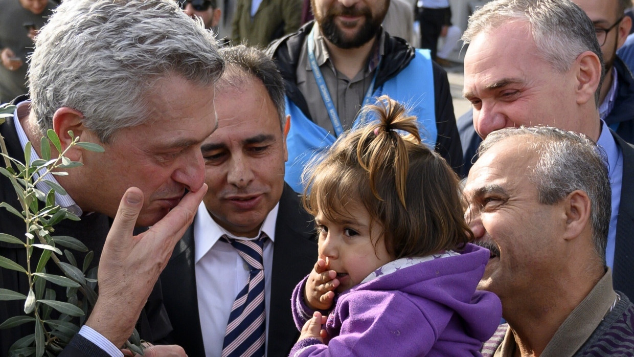 UN Flüchtlingskommissar Filippo Grandi 2019 in einem Flüchtlingscamp in Griechenland auf Lesbos