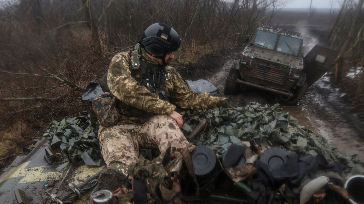 Ein ukrainischer Soldat auf einem Schützenpanzer nahe Bachmut