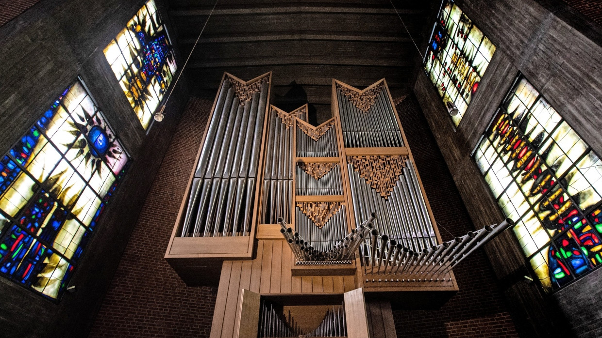 Geschmackssache: Die surrealistischen Fenster von Giselbert Hoke in der Oberurseler Liebfrauenkirche leuchten in satten, dunklen Farben. Anfangs waren sie umstritten.