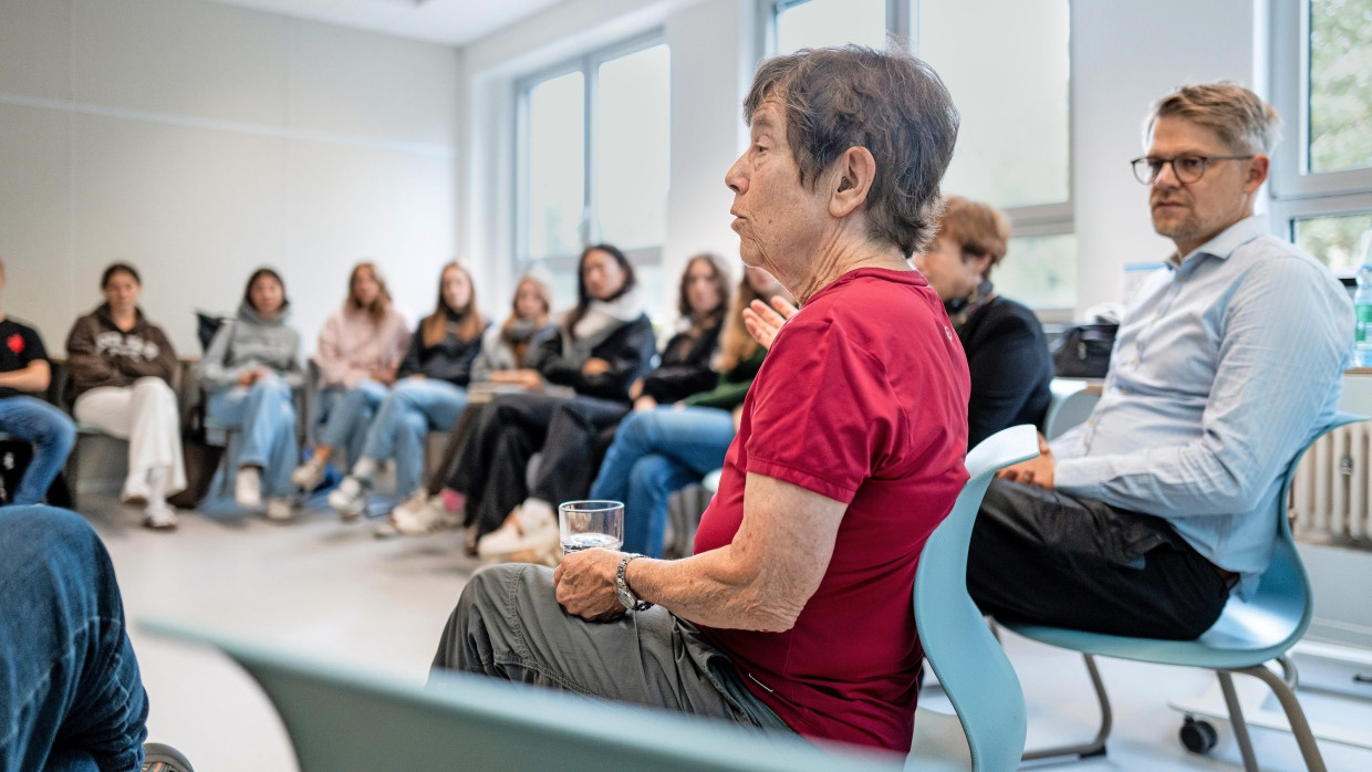 Erinnerungskultur im Klassenraum: Ann Birnbaum im Gespräch mit Schülern der Anna-Schmidt-Schule.