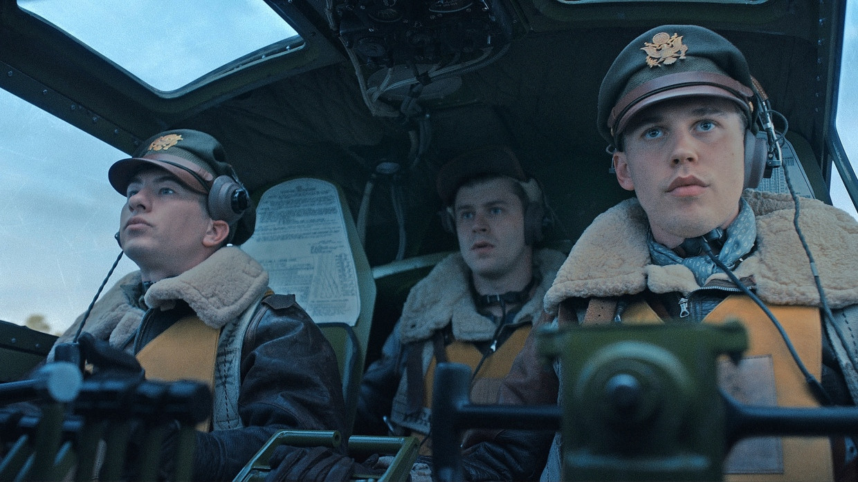 Kopilot, Funker und Pilot im  Cockpit eines B-17-Bombers: Szene aus „Masters of the Air“ mit Barry Keoghan und Austin Butler