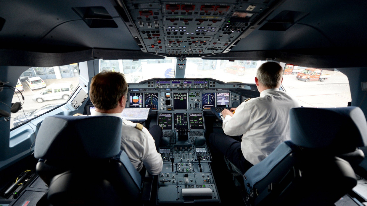 Zwei Piloten im Cockpit eines Lufthansa-Airbus auf dem Flughafen Hamburg (Archivbild)