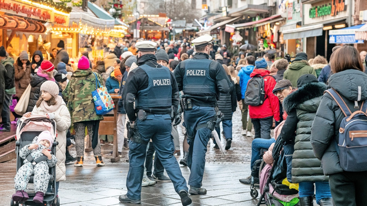 Verstärkte Präsenz: Auf dem Frankfurter Weihnachtsmarkt patrouillieren mehr Polizisten.