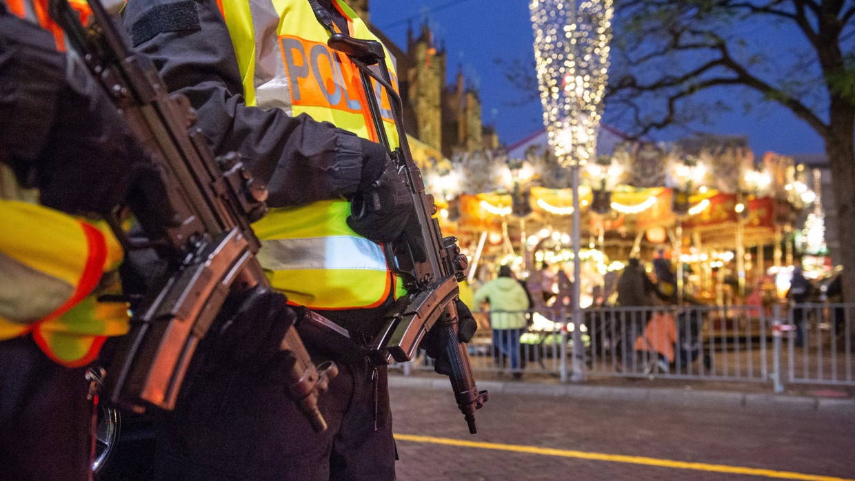 Ein Weihnachtsmarkt in Hannover wird von bewaffneten Polizisten bewacht (Symbolbild).