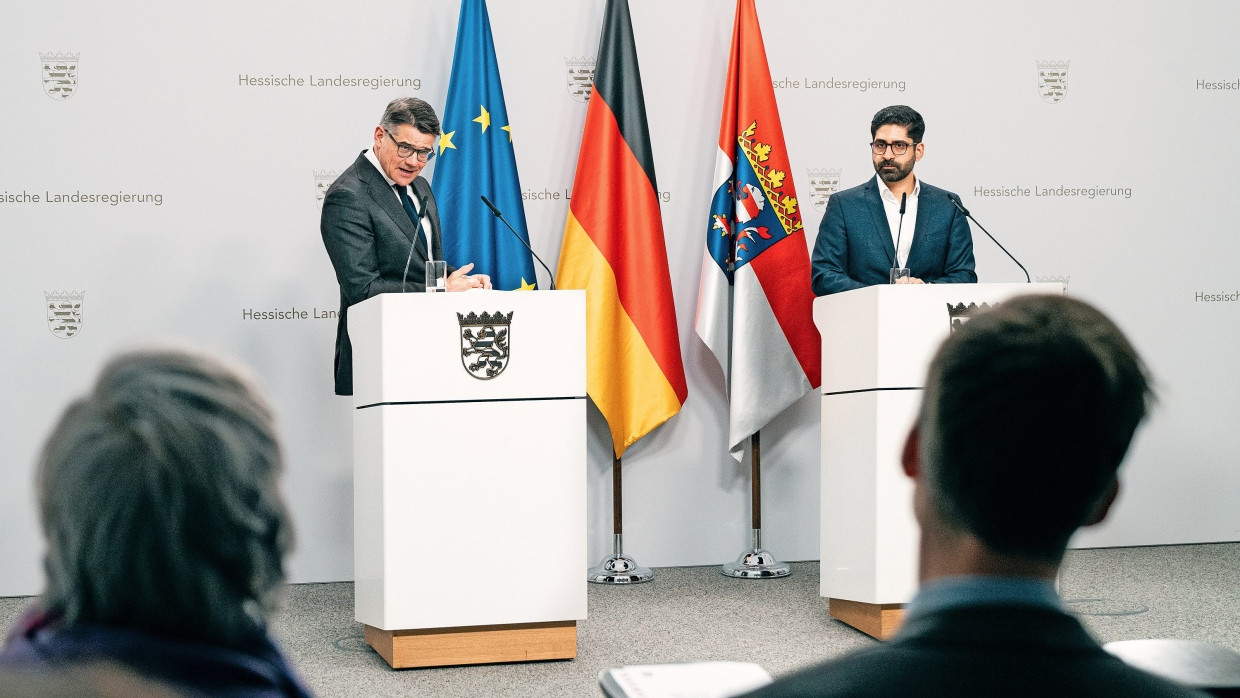 Vertrauensvolles Verhältnis: Ministerpräsident Boris Rhein (CDU, links) und Wirtschaftsminister Kaweh Mansoori (SPD) ziehen Bilanz.