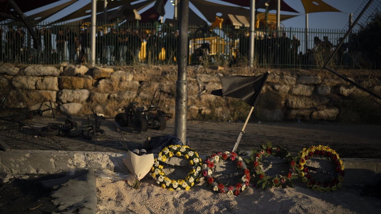 Blumenkränze liegen am Ort des Raketeneinschlags auf einem Fußballplatz auf den von Israel kontrollierten Golanhöhen.