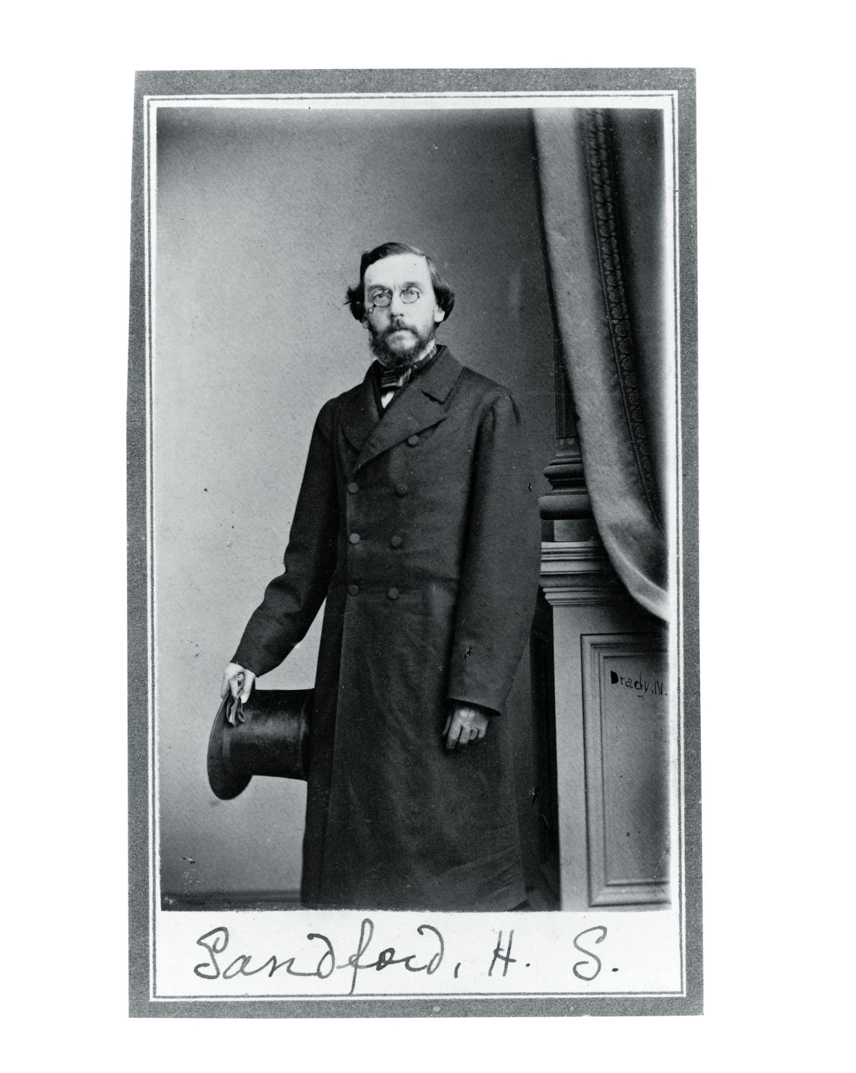 Henry Shelton Sanford, ein Yankee aus Connecticut, begann seine diplomatische Karriere in Sankt Petersburg und war 1848 Sekretär der amerikanischen Gesandtschaft bei der provisorischen deutschen Reichsregierung in Frankfurt. Präsident Lincoln schickte ihn 1861 als Gesandten nach Belgien. Von 1878 an war er für König Leopold II. tätig, nach dem er seinen 1880 geborenen zweiten Sohn benannte.