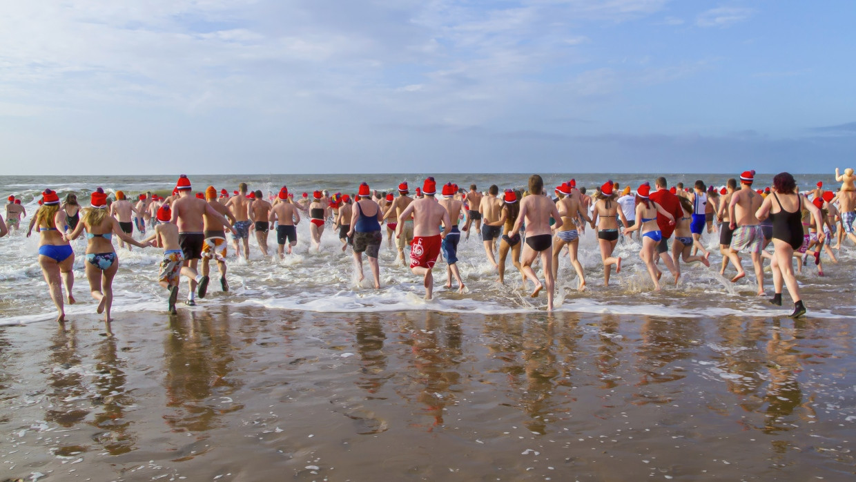 Abenteuer mit Zipfelmütze: Das Eisbaden in Egmond aan Zee am Neujahrstag