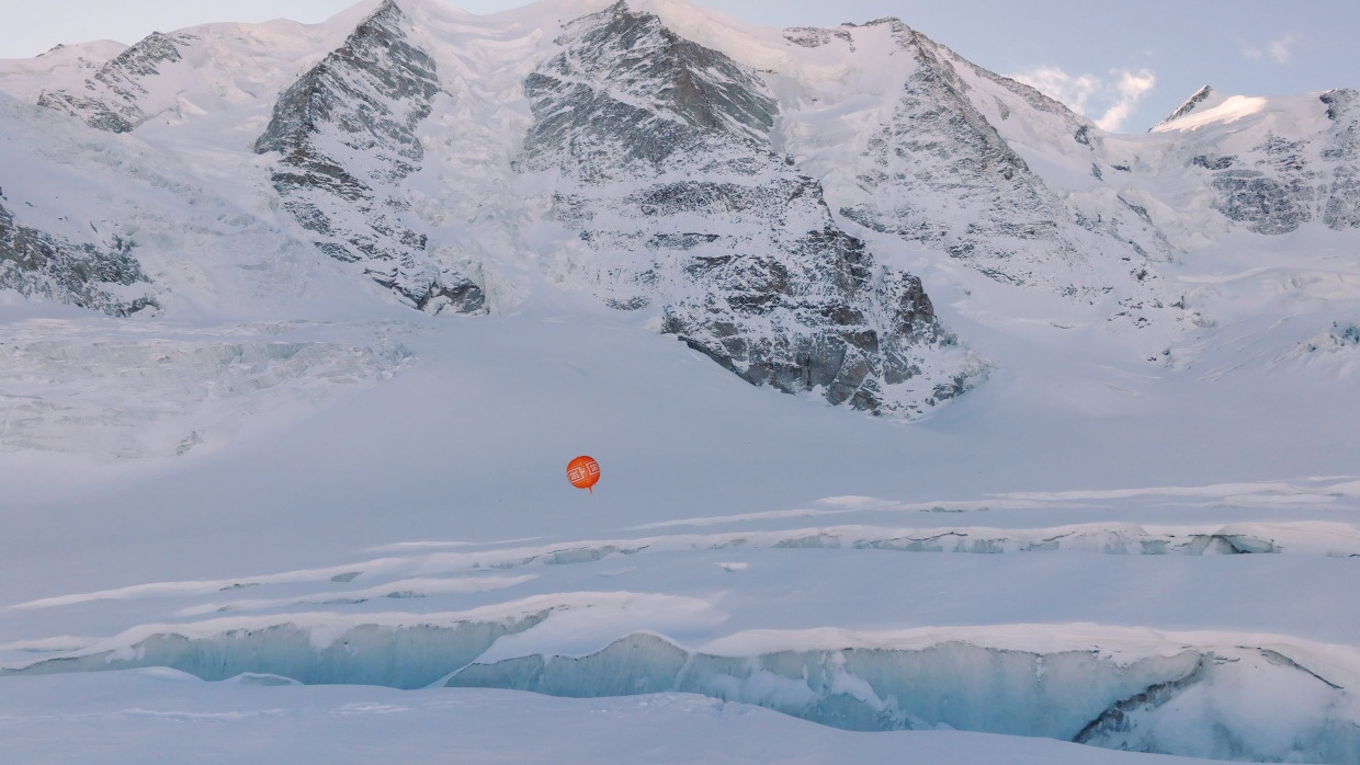 Grüße aus der Gletscherspalte: der Airmarker- Ballon zeigt an, wo sich ein Verunglückter befindet. 