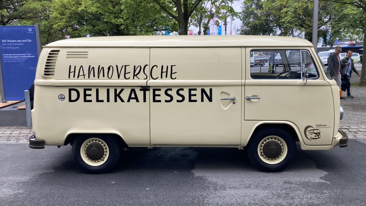 Der Oldtimer passend zum Thema. VW  zeigt auf dem Freigelände auch einige historische Busse. Der hier ist von 1973.