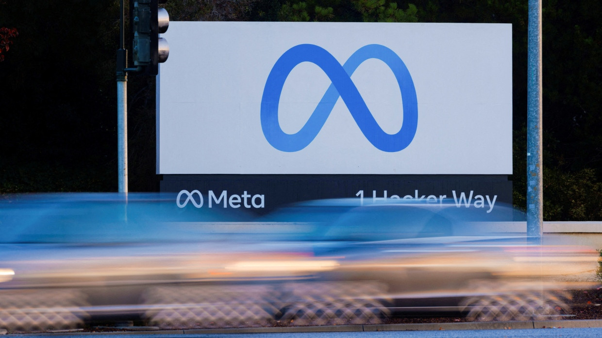 Das Logo des Meta-Konzerns vor den Toren der Konzernzentrale im kalifornischen Mountain View.