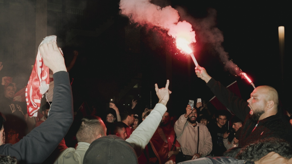 Fans der türkischen Nationalmannschaft feiern den Sieg im EM-Achtelfinale in der Dortmunder Innenstadt.