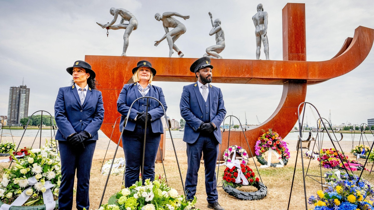 Erinnerung an die Verbrechen der Sklaverei: Gedenkzeremonie vor Alex da Silvas „Slavernijmonument“ in Rotterdam 2023