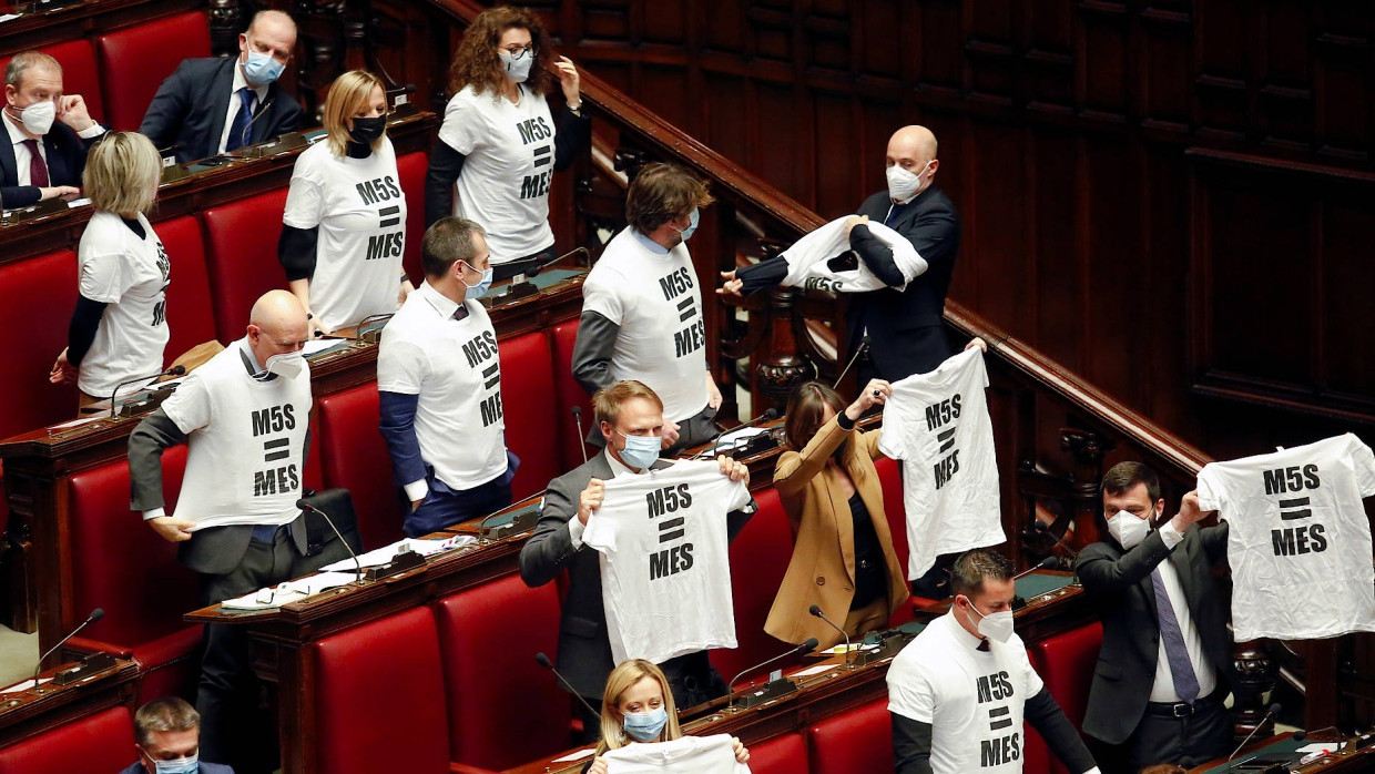 Mitglieder der rechtsnationalen „Brüder Italiens“ protestieren am Mittwoch im italienischen Parlament am Ende der Abstimmung zur Reform des ESM.