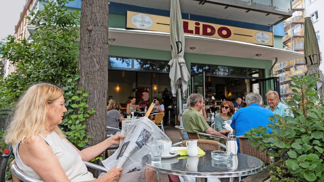 Ein Hauch von Strandbar: Auf der Terrasse des Lido lässt sich entspannt Kaffee trinken und Zeitung lesen.