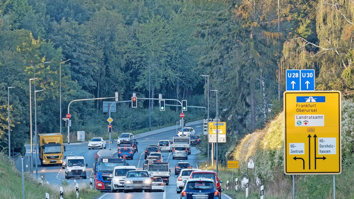 Viel befahren: Die sogenannte PPR-Kreuzung in Bad Homburg ist Teil der B 456, die als erste Verbindung durch den Taunus führte.