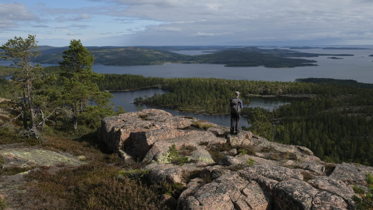 Auf dem Slåttdalsberget haben Wanderer grandiose Fernsicht über Inseln und Buchten.