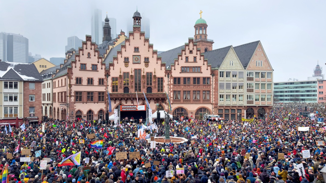 Demonstration „Demokratie verteidigen - Frankfurt gegen AfD und Rechtsruck“ am Samstag vor dem Frankfurter Rathaus