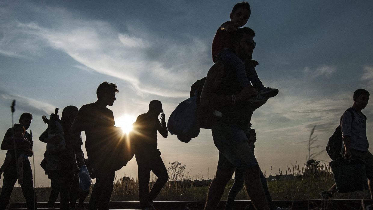 Migranten überqueren die Grenze zwischen Ungarn und Serbien im Jahr 2015.