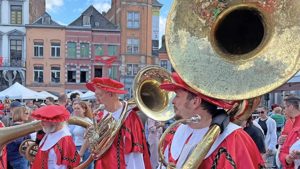 Drachenkampf als großes Spektakel: Die Ducasse ist Erinnerung, Danksagung, Männerritual und Karneval in einem.