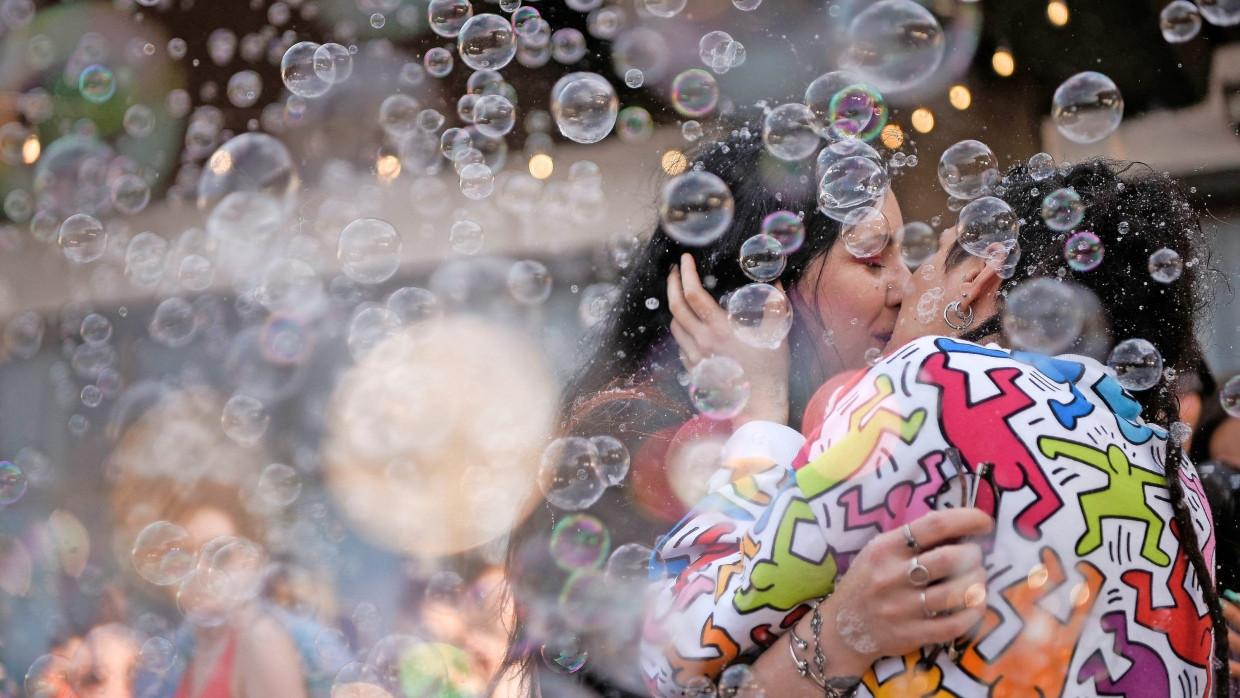 Zwei Frauen küssen sich im vergangenen Sommer bei einer Parade in Prishtina.