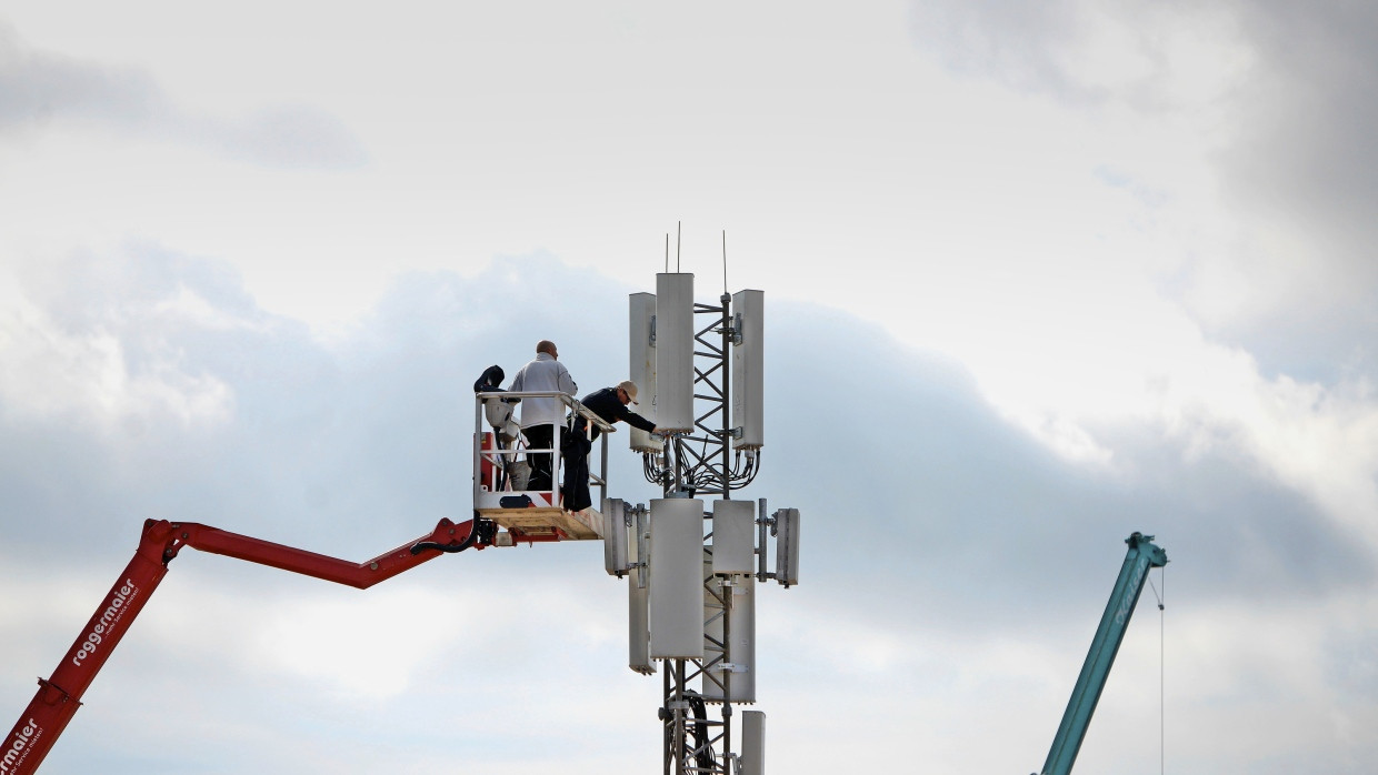 Hoch hinaus: Um die Masten für den Mobilfunk, die Frequenzen und deren Vergabe streitet sich die Branche.