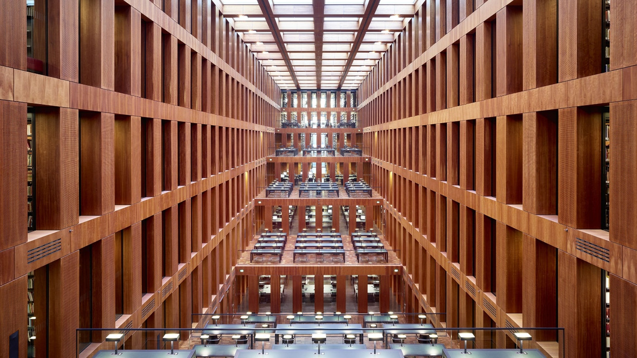 Am Fortschritt des Wissens wird hier vermutlich in aller Unschuld gearbeitet: Das Jacob-und-Wilhelm-Grimm-Zentrum, die nach einem Entwurf von Max Dudler errichtete Bibliothek der Humboldt-Universität zu Berlin.